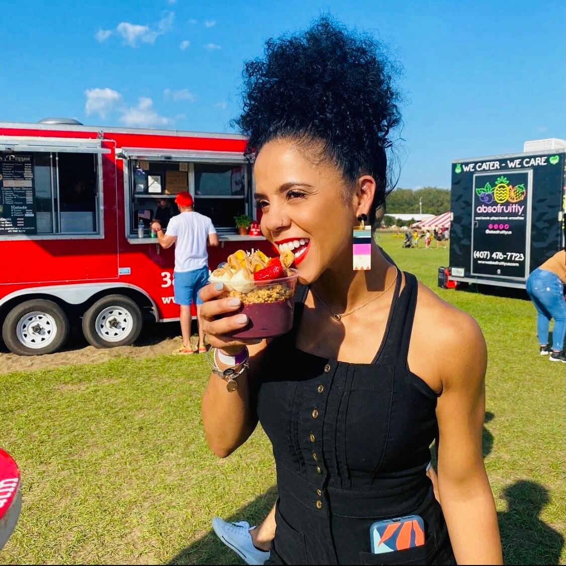 Mujer al aire libre sonriendo comiendo un bol de acai