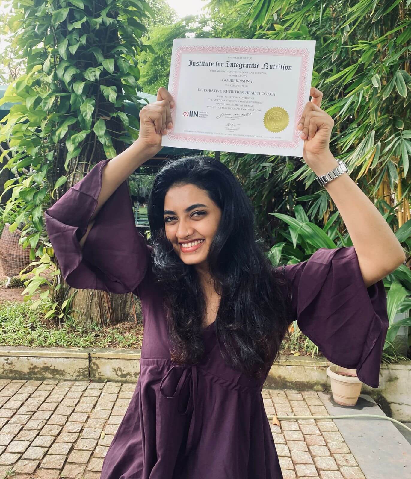 mujer india con certificado de nutrición integrativa coach de salud