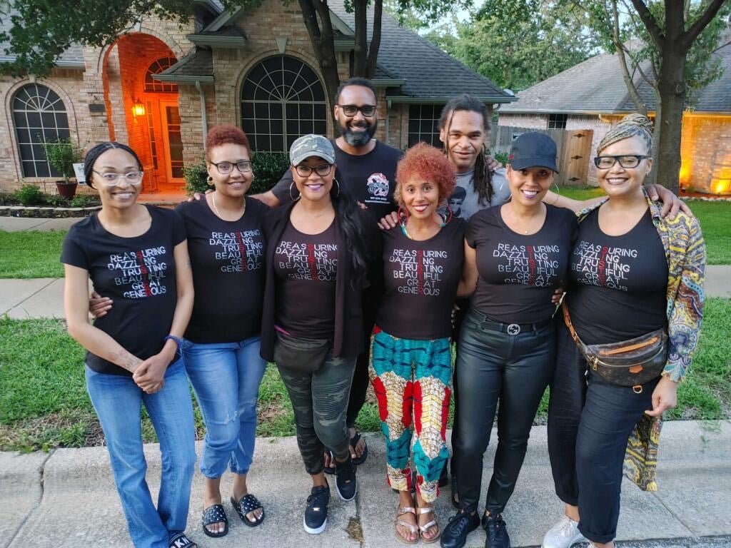 Wendi y nueve de sus 11 hermanos durante su reunión familiar en mayo de 2021 en Arlington, TX