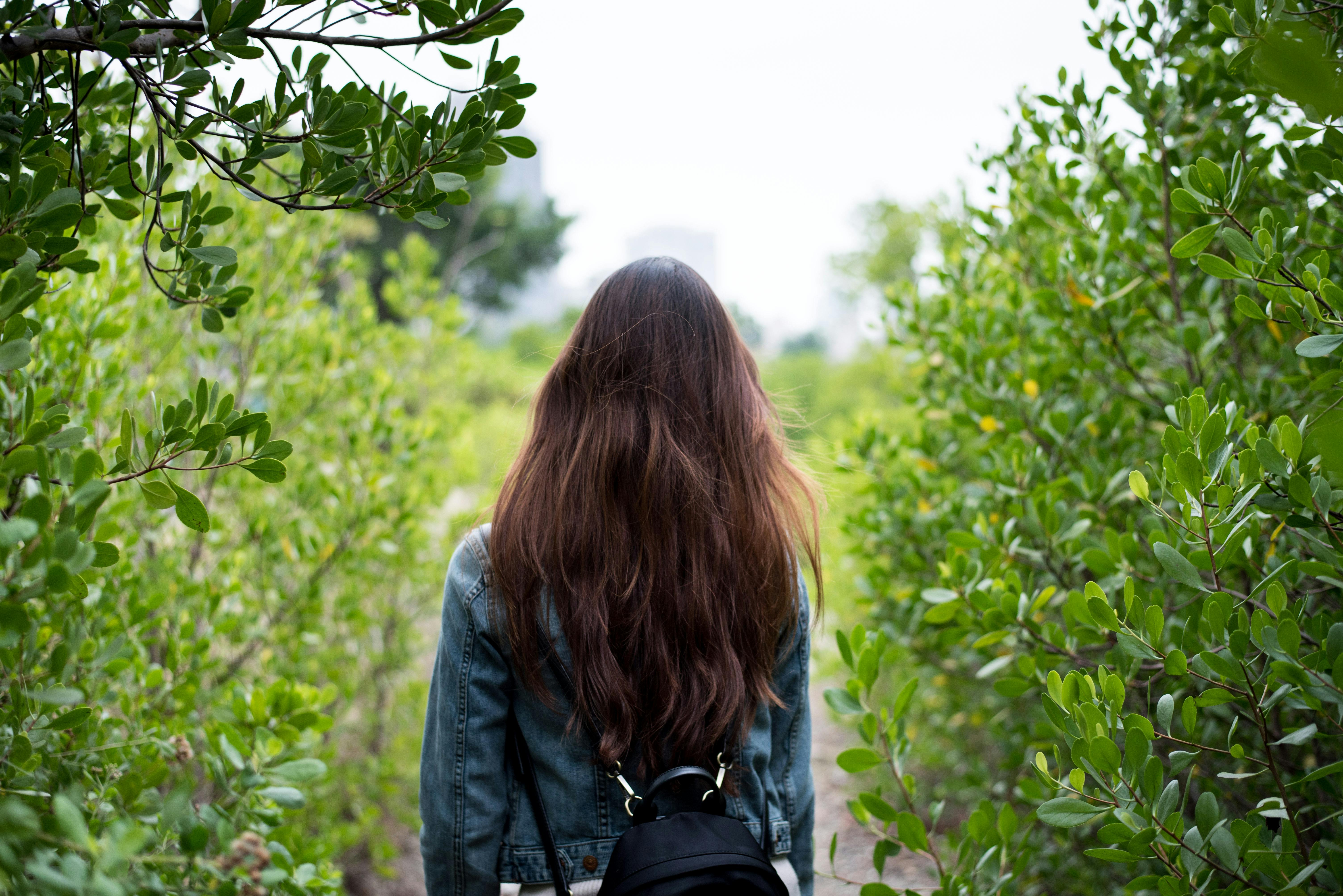 una mujer caminando en la naturaleza