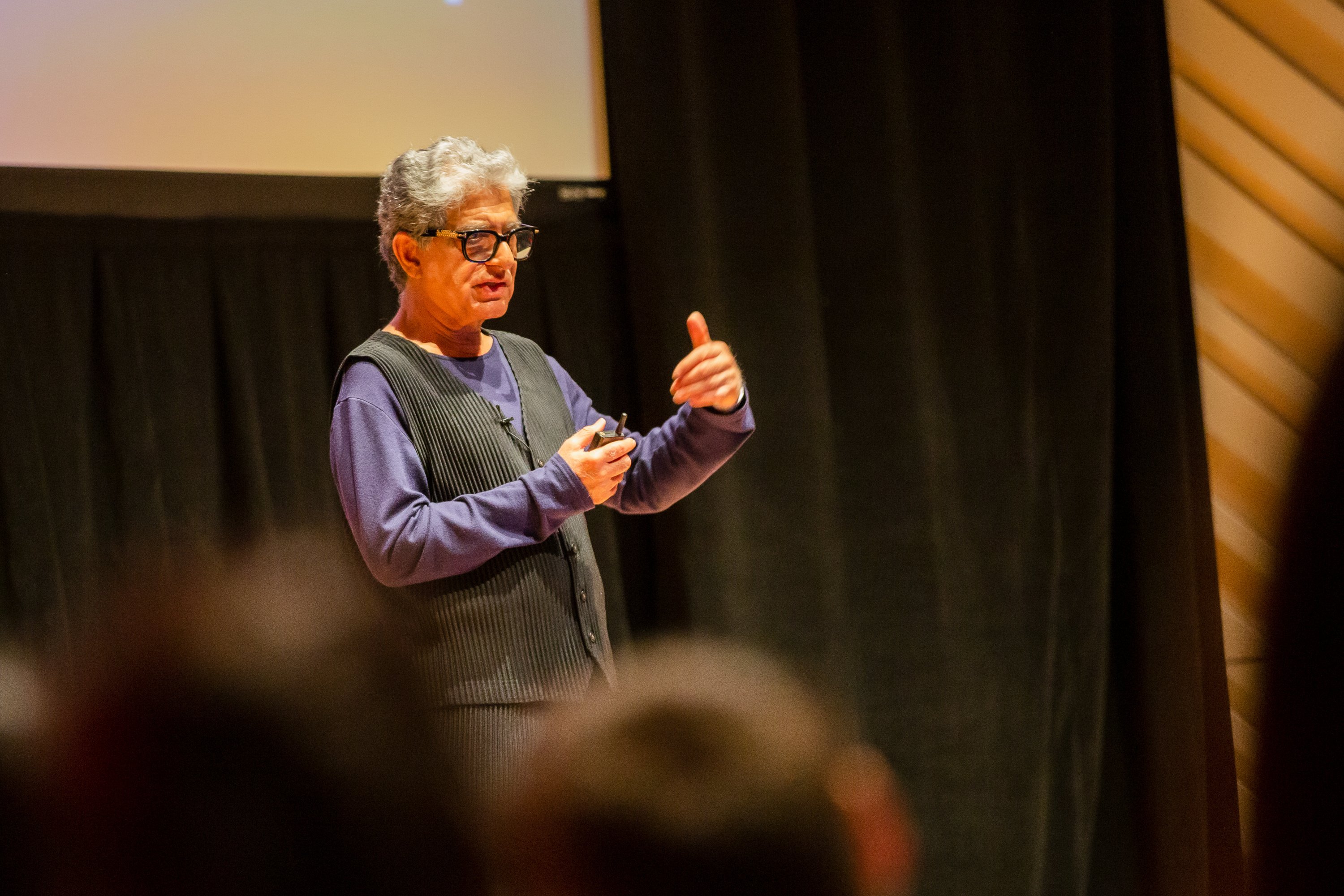 iin director de Salud Integral deepak chopra habla ante el público