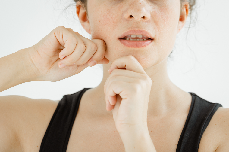 Los ejercicios faciales pueden ser una alternativa holística a los rellenos y los tratamientos con láser. 