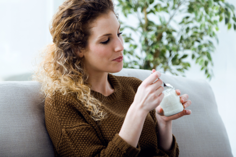 mujer que se enfrenta a la alimentación emocional en momentos difíciles