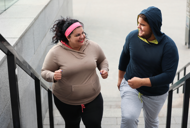 mujer subiendo escaleras