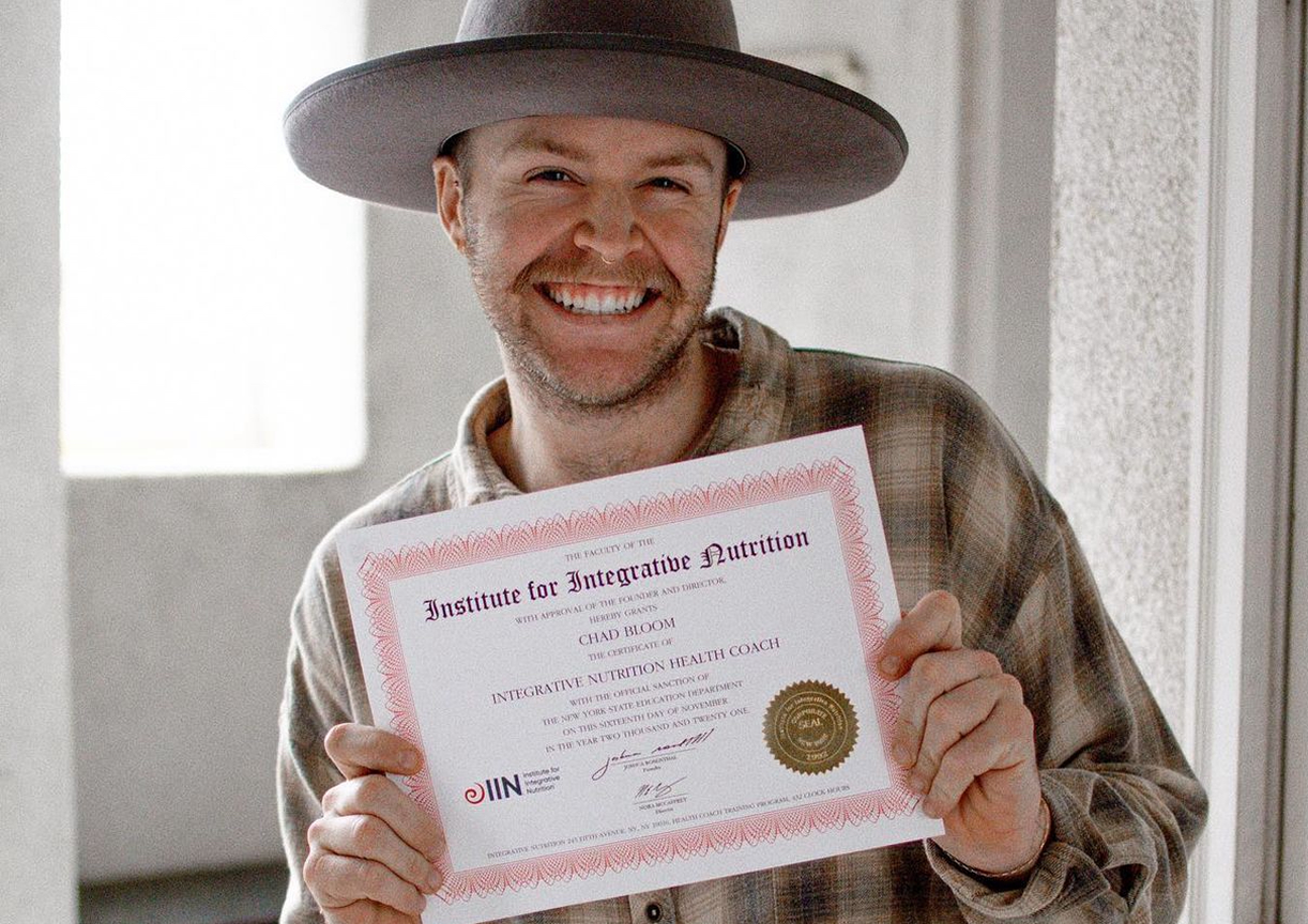 Hombre sonriente con certificado de coaching de salud