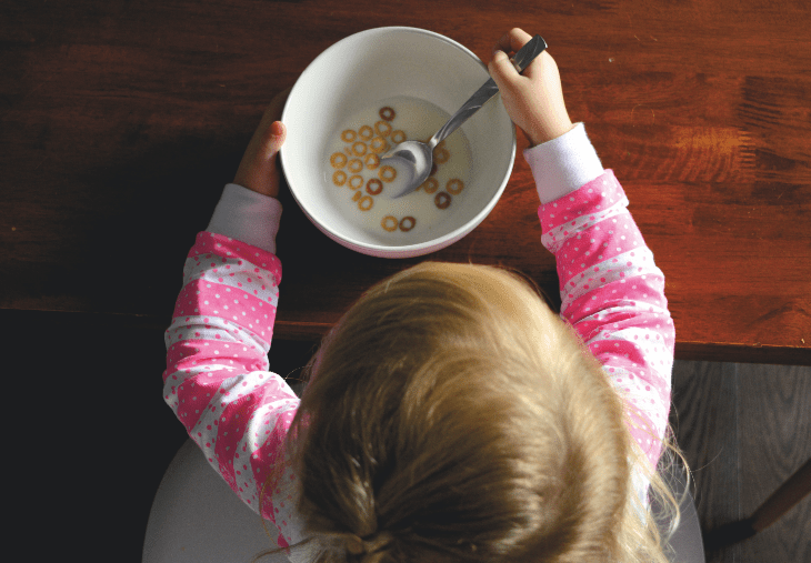 Niño comiendo cereales sanos