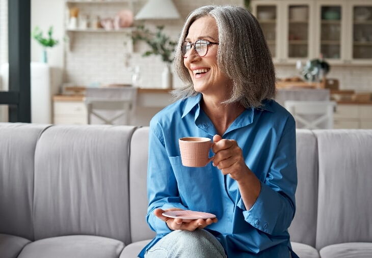 Mujer blanca mayor bebiendo té