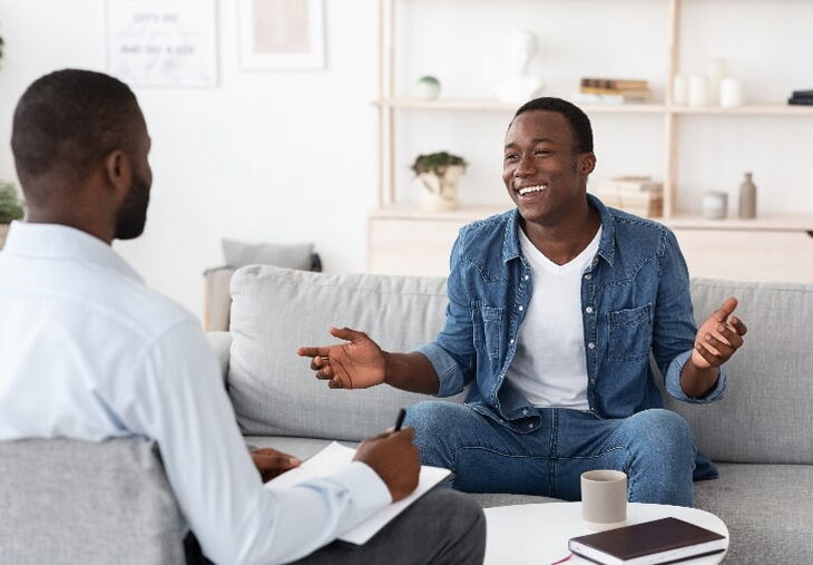 Un hombre afroamericano progresa con su terapeuta