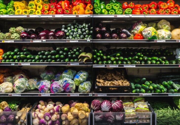 sección de frutas y verduras del supermercado