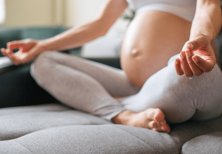 Mujer embarazada haciendo yoga