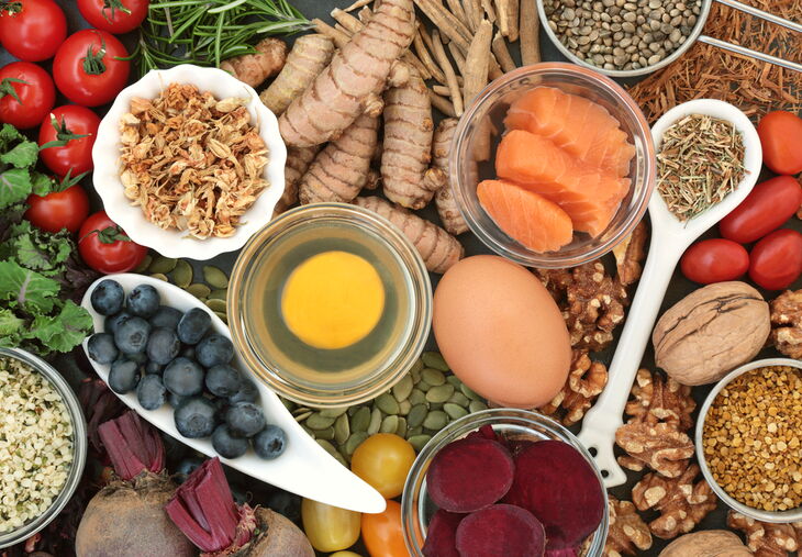 Alimentos para potenciar la capacidad cerebral y el concepto de memoria con frutos secos, semillas, hierbas, verduras, fruta, lácteos y pescado. Superalimentos ricos en vitaminas, antioxidantes, ácidos grasos omega 3